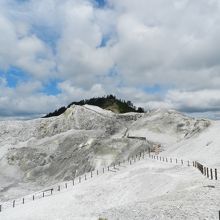 全山が真っ白で不気味な感じさえします