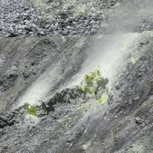 今も蒸気やガスが噴出している箇所がいたるところにあります