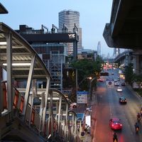 BTSラーチャテーウィー駅から見たホテル