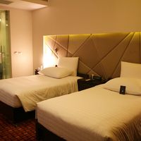 ツインのベッド。奥がバスルーム。