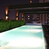 夜のプールはライトアップされていました。ジムも完備です。