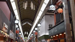 様々な種類のお店が並ぶ商店街