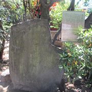 柿本人麻呂の歌が碑に彫られています