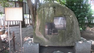 石の中に句の書かれたプレートが埋め込まれているのがユニークだと思いました