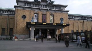 歴史を感じる重厚なレンガ造りが美しい、古都に相応しい美術館