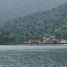 鳥居の中に社殿が入るJRの渡船