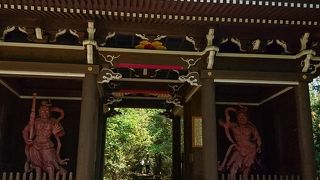 真新しい仁王門