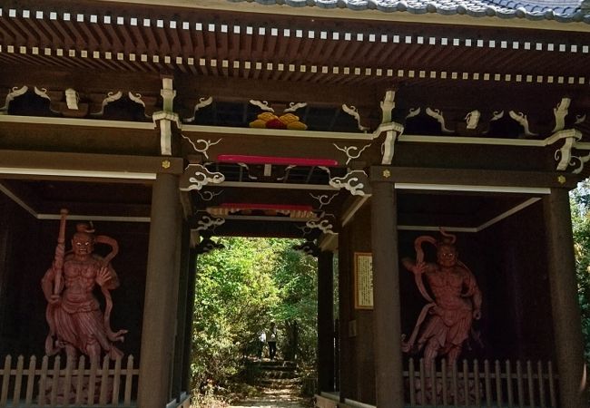 真新しい仁王門