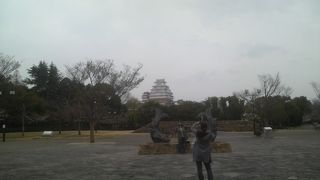 シャチホコと一緒に姫路城と記念撮影