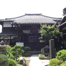 本堂 (右手が庫裡)