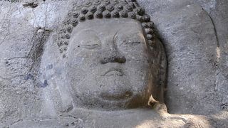 急な階段の上，大汗をかくと拝むことができるすばらしい磨崖仏