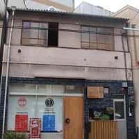 1階はお茶屋さん、その中を突き抜けて2階に上がるとドミトリー