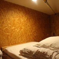 個室内、若干天井の低さが窮屈さを感じる