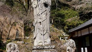 巨大な地蔵菩薩と，2組の仁王像など，見所が一杯
