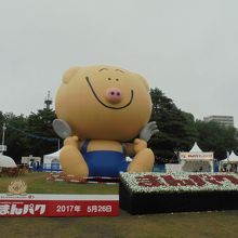 公式キャラクター「ぽぅ」の巨大バルーン