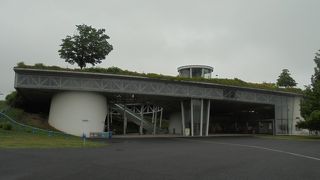 公園の喧騒を忘れられる場所（花みどり文化センター）