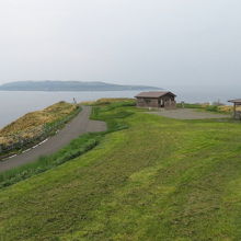 奥に見えるのは天売島（鷹の巣園地より）
