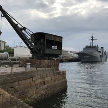 魚雷揚げ下ろしクレーンと海上自衛隊護衛艦。