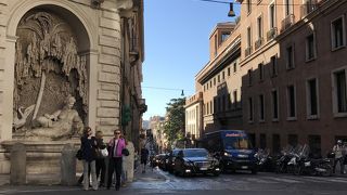 交差点の４つ角全てに噴水がある。