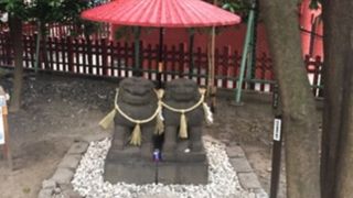 相合傘をさす狛犬