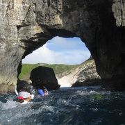 洞窟から扇池を泳いで南島に上陸