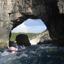 洞窟を泳いで扇池に入って南島に上陸