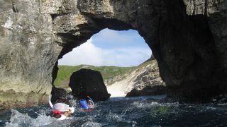 洞窟から扇池を泳いで南島に上陸