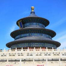 青空に映える天壇