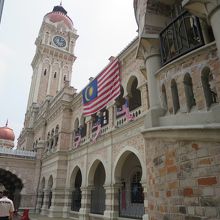 赤いドームと時計台が目立つ建物です