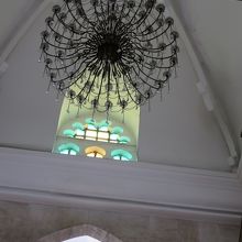 シャンデリアが吊るされています