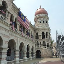 赤いドーム屋根が目立ちます