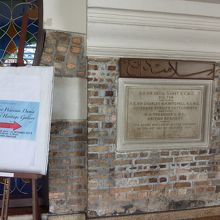 礎石とギャラリーの案内