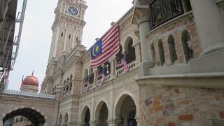 独立広場と並ぶ時計台のある建物