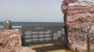 海を背に流れる歌声