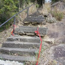 西口へ続く石階段
