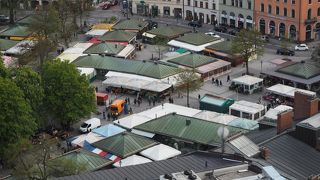 マリエン広場近くの屋外マーケット