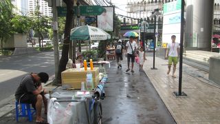 雨の飲み物屋台