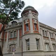 かつての台南州庁、重厚な建築です