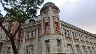 かつての台南州庁、重厚な建築です