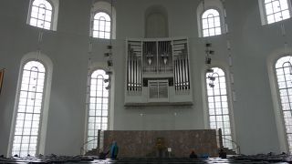 外観と内装のミスマッチが面白いです