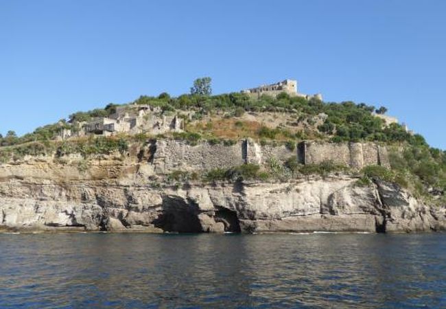 やっぱりアラゴン城はイスキア島を代表する景勝地です♪