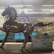 駅構内に馬の像がある