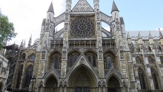 内部の壁と床には歴代の王や・・・