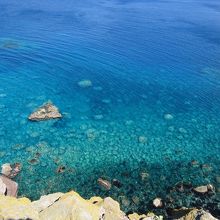 眼下には透き通った青い海が