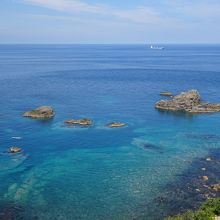 海岸まで降りなくても透き通った海が楽しめます