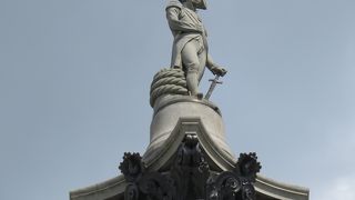 記念碑は噴水の隣・・・