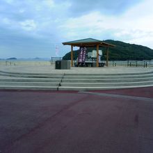 広々とした所にあります