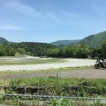 駐車場からの風景。吊り橋を渡って行きました