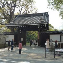 南門　ここから藤田美術館へはすぐ