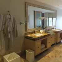 ピカピカの洗面とふわふわのバスローブ